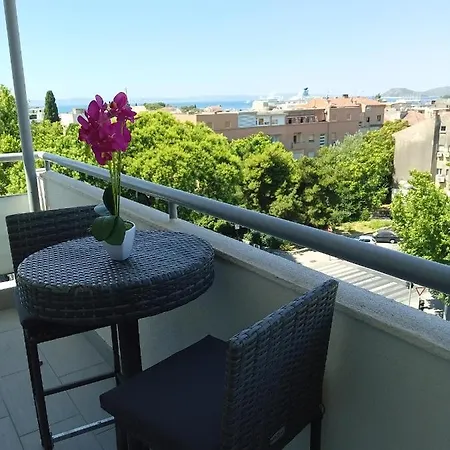 Апартаменти Downtown Luxury Emili